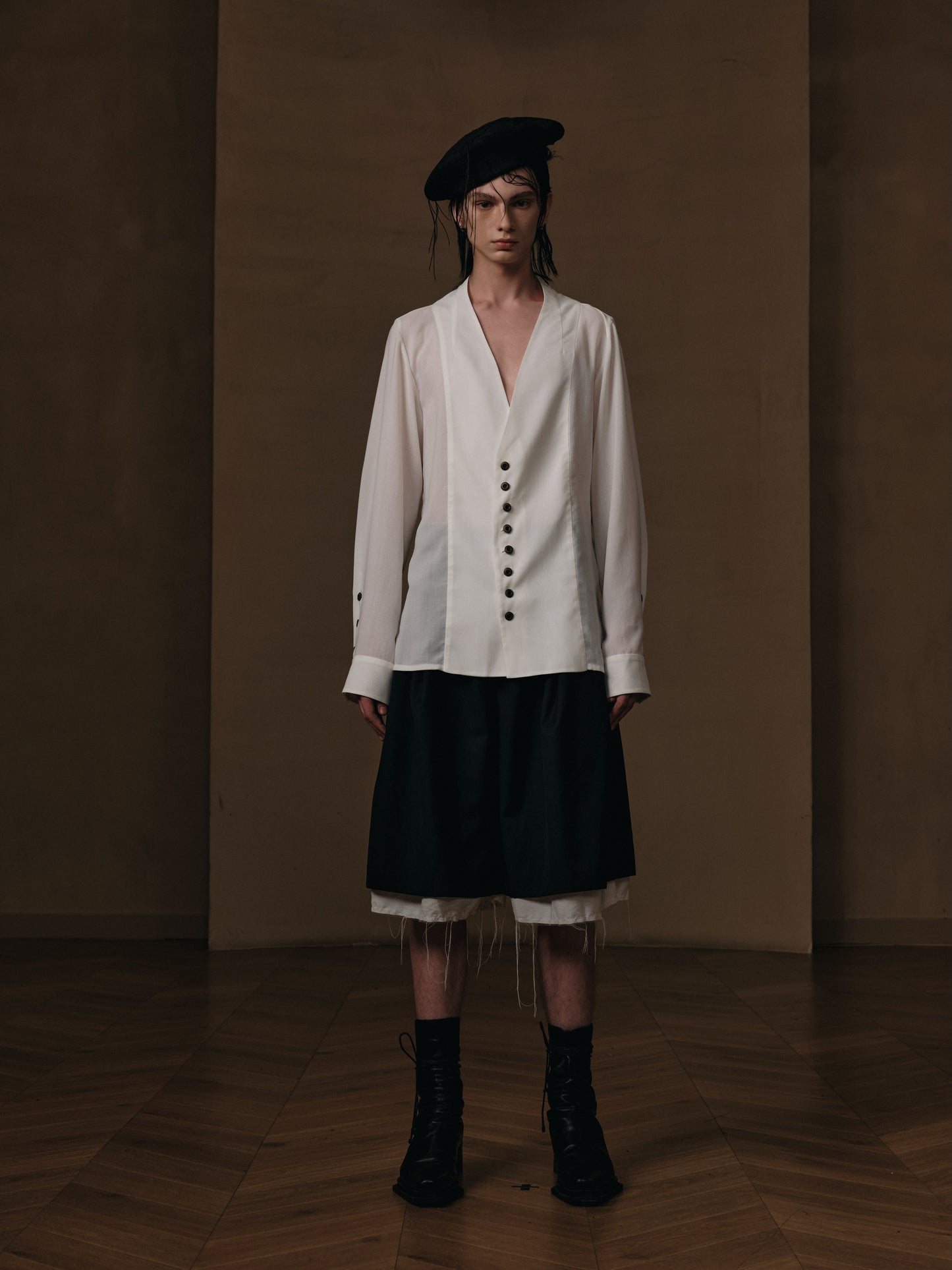 V-COLLAR BUTTONS SHIRT