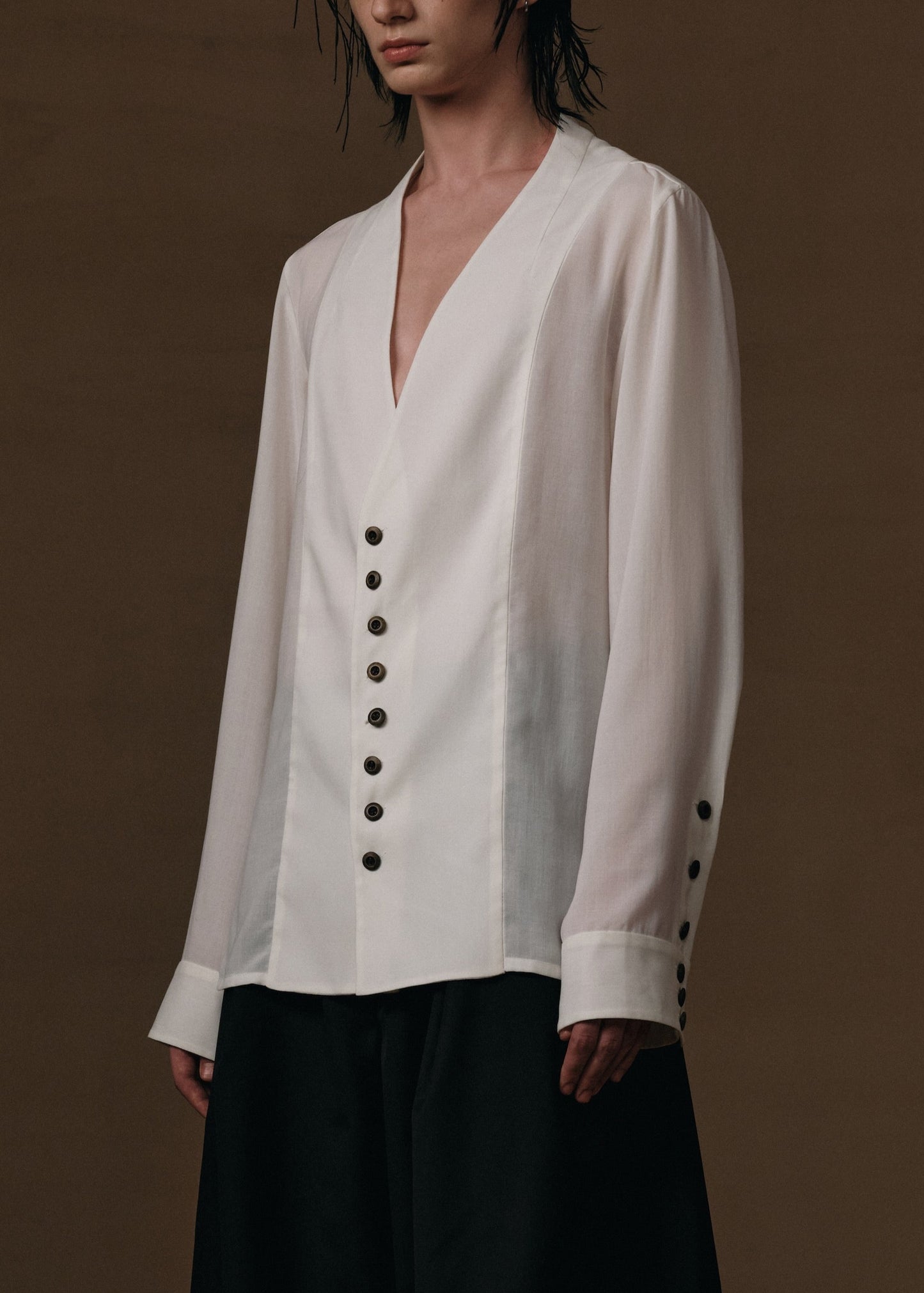 V-COLLAR BUTTONS SHIRT